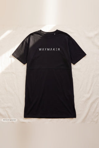 Flatlay des Waymaker T-Shirt Kleids mit Taillennaht und Seitenschlitz (KI-generiertes Bild)