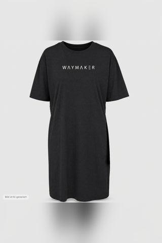 Waymaker T-Shirt Kleid in Schwarz freigestellt, Vorderansicht mit weissem Frontprint (KI-generiertes Bild)