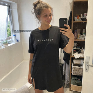 Spiegelselfie im Waymaker T-Shirt Kleid von Mountain Movers (KI-generiertes Bild)