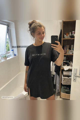 Spiegelselfie im Waymaker T-Shirt Kleid von Mountain Movers (KI-generiertes Bild)