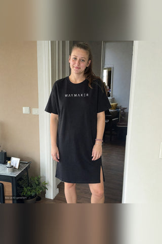 Waymaker T-Shirt Kleid am Model, Ganzkoerperansicht (KI-generiertes Bild)