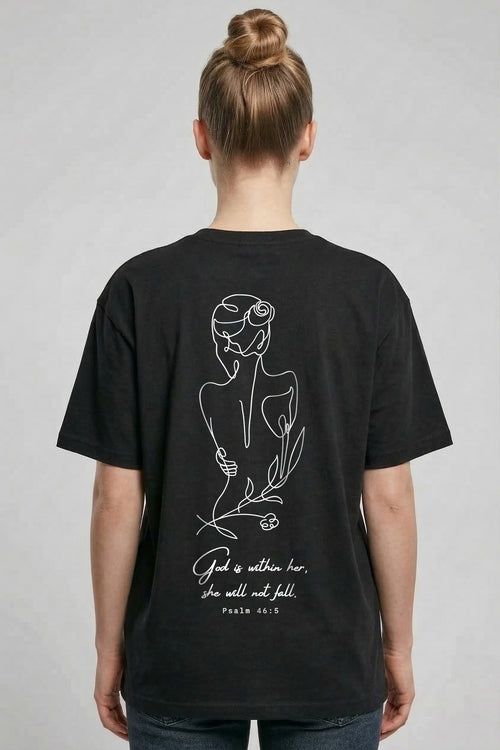 God zit in haar oversized T-shirt met rugprint