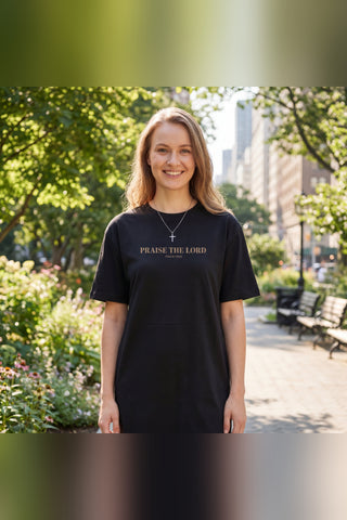 Praise the Lord T-Shirt Kleid Lifestyleaufnahme aus dem Shooting