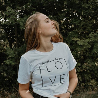 Love Frauen T-Shirt Detailansicht, Mountain Movers christliche Streetwear