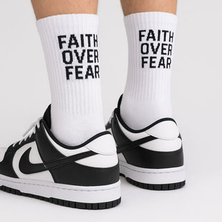 Faith over Fear Socken Variante, Mountain Movers christliches Design