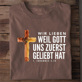 Weil Gott uns zuerst geliebt hat T-Shirt Braun