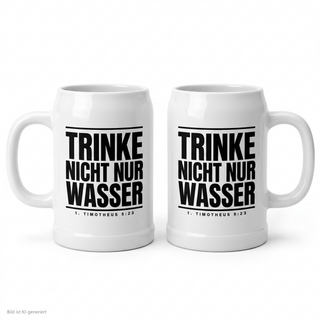 Bierkrug aus weißer Keramik mit 1. Timotheus 5:23 „Trinke nicht nur Wasser", beidseitig bedruckt, 500 ml