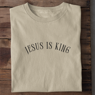 Jesus is King curved Shirt Detailansicht, Mountain Movers christliche Streetwear