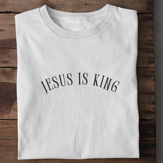 Jesus is King curved Shirt Detailansicht, Mountain Movers christliche Streetwear