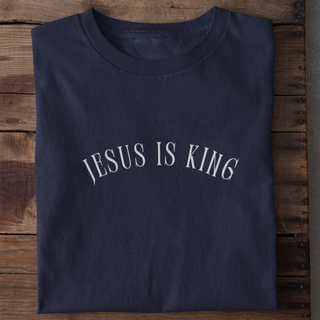 Jesus is King curved Shirt Detailansicht, Mountain Movers christliche Streetwear