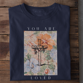 You are Loved - Cross Flower Shirt Detailansicht, Mountain Movers christliche Streetwear