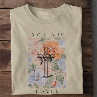 You are Loved - Cross Flower Shirt Detailansicht, Mountain Movers christliche Streetwear