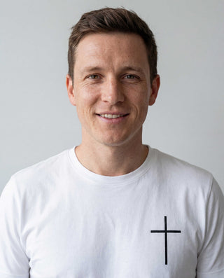 Kreuz Shirt minimalistic, christliche Streetwear von Mountain Movers