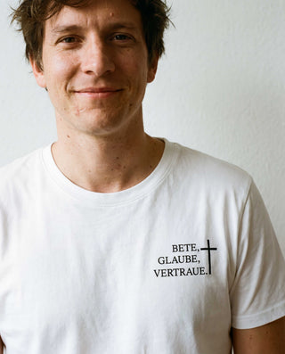 Bete, Glaube, Vertraue Shirt, christliche Streetwear von Mountain Movers