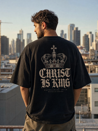 Christ is King Streetwear Oversize Shirt Backprint getragen - Mountain Movers