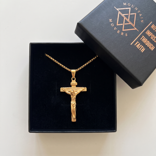 INRI Kette mit Kreuz-Inschrift, am Hals getragen im Streetwear-Look