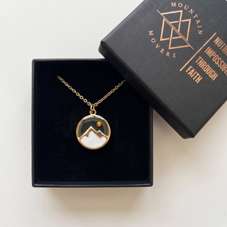 Senfkorn Kette mit Berg-Anhänger, am Hals getragen als christliches Statement