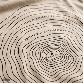 Mustard Seed Höhenlinien T-Shirt, Beige, Nahaufnahme des Rückenprints