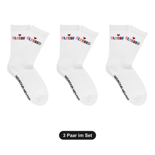 Blessed Socken 3er-Set: drei Paar weiße Sommersocken mit buntem Blessed-Schriftzug von Mountain Movers
