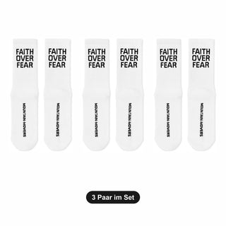 Faith over Fear Socken 3er-Set: drei Paar weiße Sommersocken mit schwarzem Schriftzug von Mountain Movers