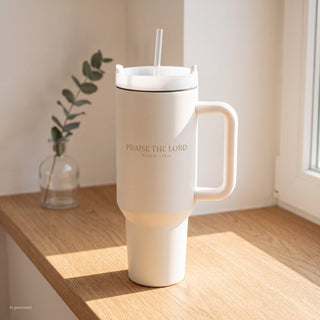 Praise the Lord Thermobecher von Mountain Movers auf einer Fensterbank im Morgenlicht