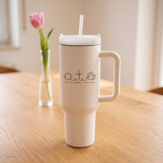 A lot can happen Thermobecher von Mountain Movers auf einem Esstisch mit Tulpe