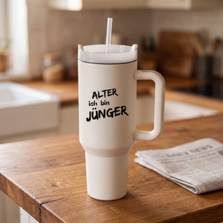 Alter Thermobecher von Mountain Movers auf einer Holztheke