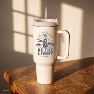 Be the Light Retro Thermobecher von Mountain Movers auf einem Holztisch im Nachmittagslicht