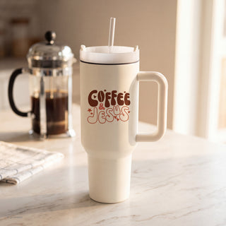 Coffee and Jesus Thermobecher von Mountain Movers auf einer Küchentheke