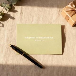 Frieden stiften Postkarte, christliche Streetwear von Mountain Movers