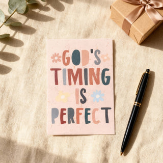 God´s Timing Postkarte, christliche Streetwear von Mountain Movers