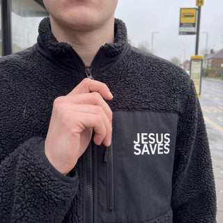 Jesus Saves Teddy Jacke Detail: Druck auf dem Brustfeld und Sherpa-Fleece, Mountain Movers