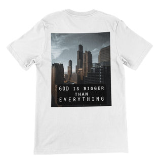 God is Bigger Shirt Backprint getragen, Mountain Movers christliche Mode