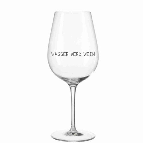Wasser wird Wein bauchiges Weinglas