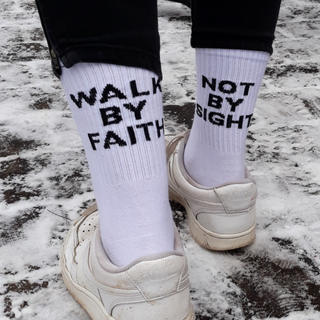 Walk by Faith Socken Variante, Mountain Movers christliches Design